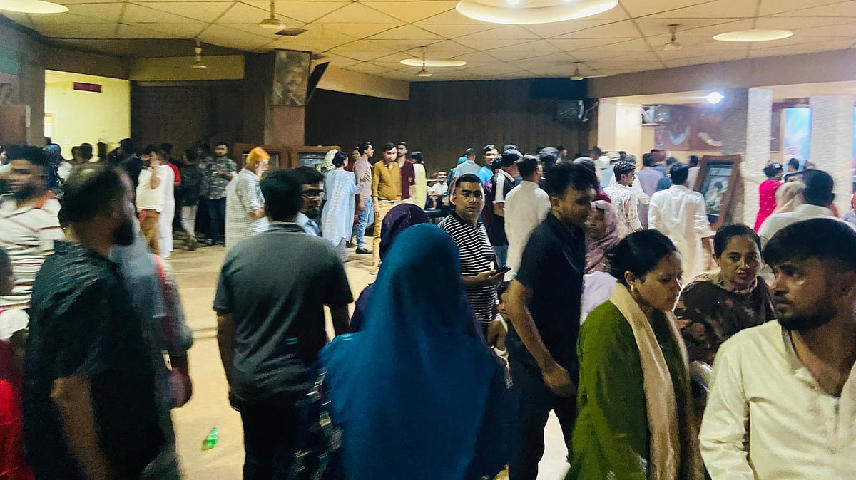 মধুমিতা হলে ‘তাণ্ডব’ দেখতে দর্শকের ভিড়। নাজমুল হক