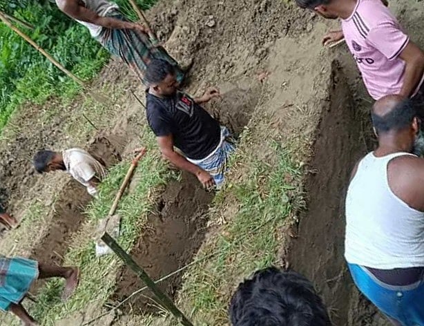 তিন বন্ধুকে দাফনের জন্য পাশাপাশি তিনটি কবর খোঁড়া হয়। মঙ্গলবার নরসিংদীর শিবপুরের মাছিমপুর ইউনিয়নের মির্জাকান্দি এলাকায়