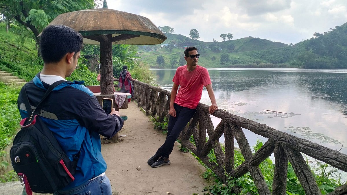 লেকের পাড়ের সুন্দর মুহূর্তকে ক্যামেরাবন্দী করছেন এক পর্যটক। গতকাল সোমবার