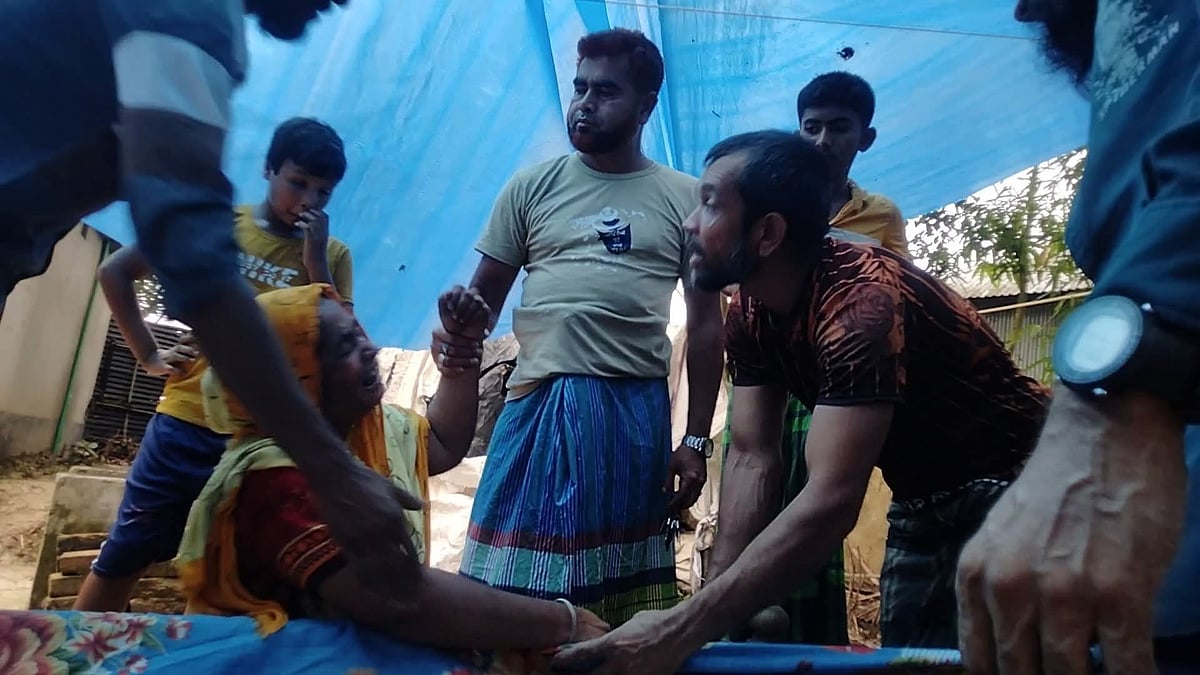 গাজীপুরের শ্রীপুরে জাম পাড়তে গিয়ে গাছ থেকে পড়ে এক ব্যক্তির মৃত্যু হয়েছে। বাড়িতে লাশ আনার পর বসে কাঁদছিলেন তাঁর মেয়ে। গতকাল সোমবার দুপুরে শ্রীপুরের গাড়ারণ গ্রামে