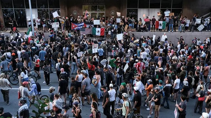 যুক্তরাষ্ট্রে অভিবাসীবিরোধী অভিযানের বিরুদ্ধে বিক্ষোভ চলছে