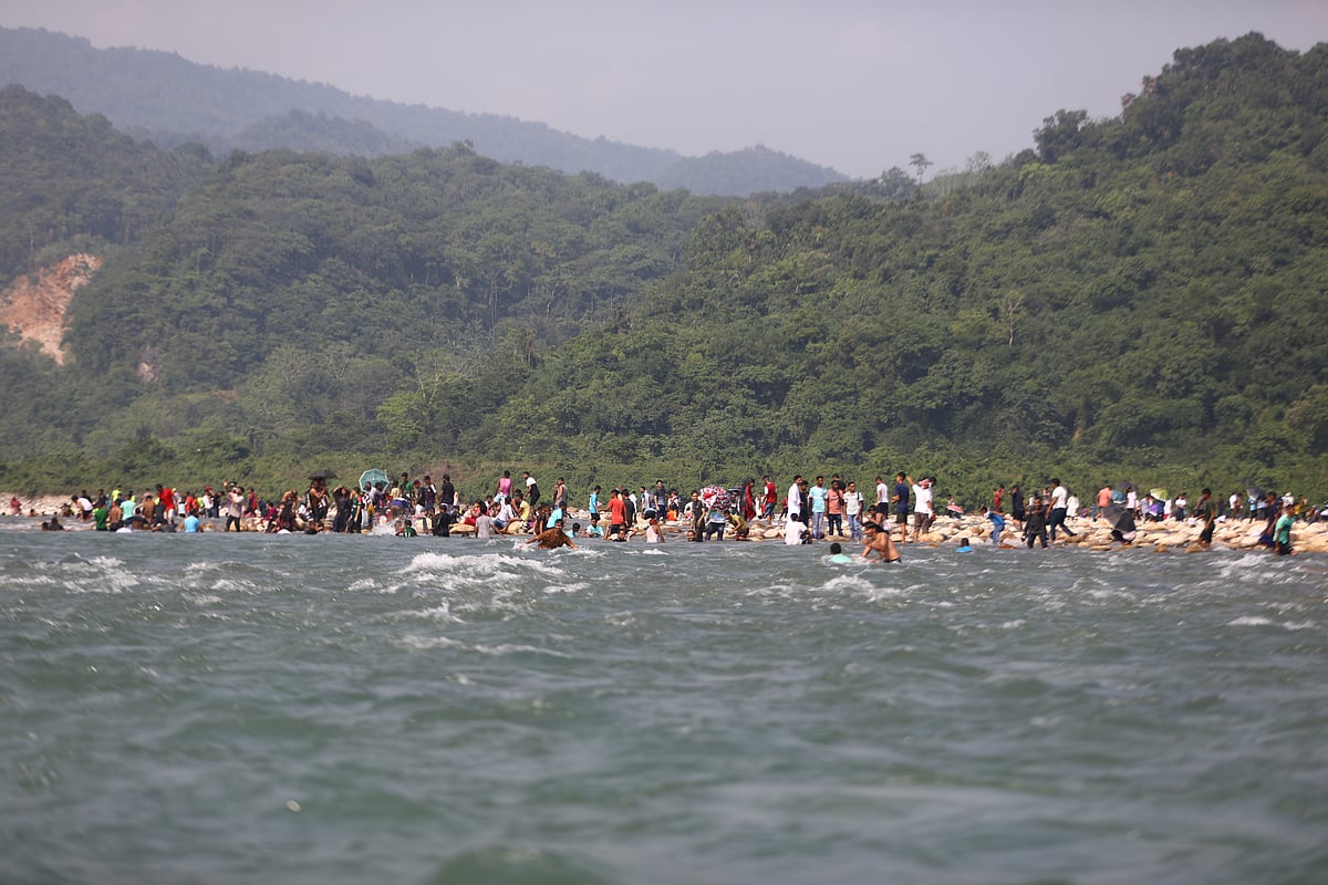 ঈদের ছুটিতে সিলেটের কোম্পানীগঞ্জের ভোলাগঞ্জ সাদাপাথরে ঘুরতে এসেছেন পর্যটকেরা। গত রোববারের ছবি