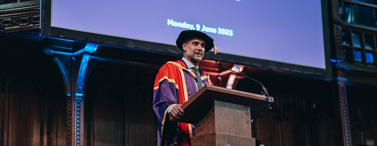 ম্যানচেস্টার বিশ্ববিদ্যালয়ে বক্তব্য দিচ্ছেন পেপ গার্দিওলা