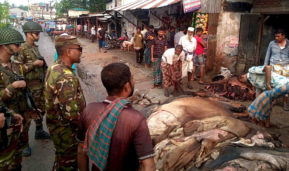নাটোর শহরের বনবেলঘরিয়া এলাকায় চামড়ার মোকামে টহল দিচ্ছেন সেনা সদস্যরা। গতকাল সোমবার দুপুরে