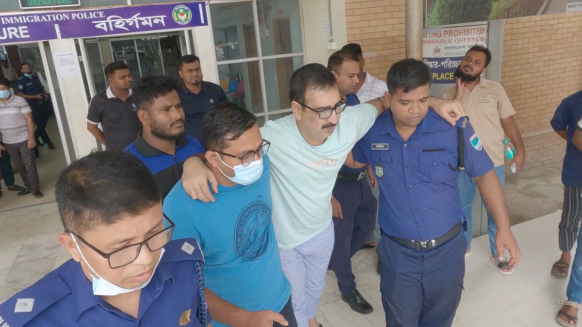 যশোরের বেনাপোল স্থলবন্দরে ইমিগ্রেশন পুলিশের হাতে গ্রেপ্তার গোপালগঞ্জ জেলা আওয়ামী লীগের সাধারণ সম্পাদক শাহাবুদ্দিন আজম। মঙ্গলবার দুপুরে