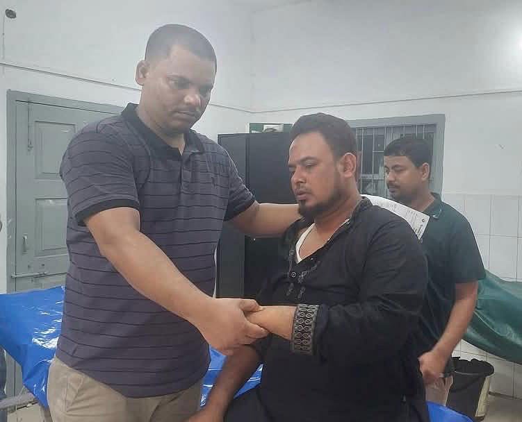 টেকনাফে বিএনপির দুই পক্ষের মধ্যে সংঘর্ষে আহত একজনকে চিকিৎসা দেওয়া হচ্ছে। আজ বিকেলে