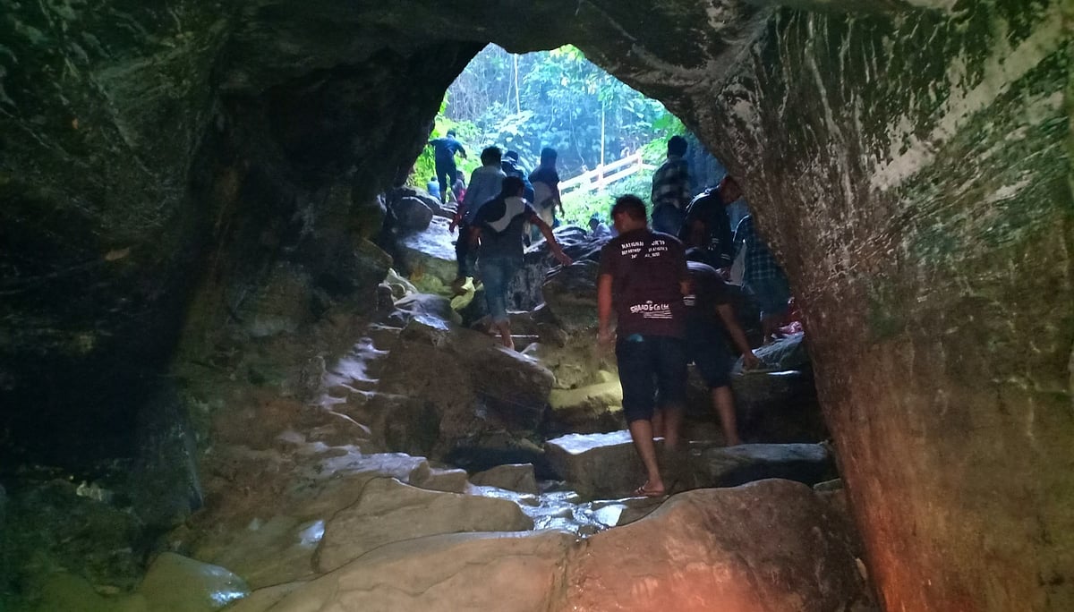 আলুটিলা গুহা থেকে বের হচ্ছেন কয়েকজন পর্যটক। সম্প্রতি তোলা