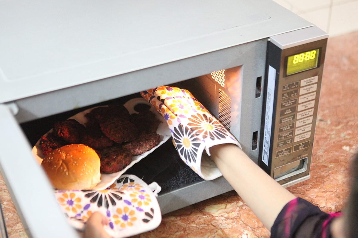 বৈদ্যুতিক ওভেন এবং মাইক্রোওয়েভ ওভেনে গরম করা ছাড়াও নানান রকম পদ রান্না করা যায়