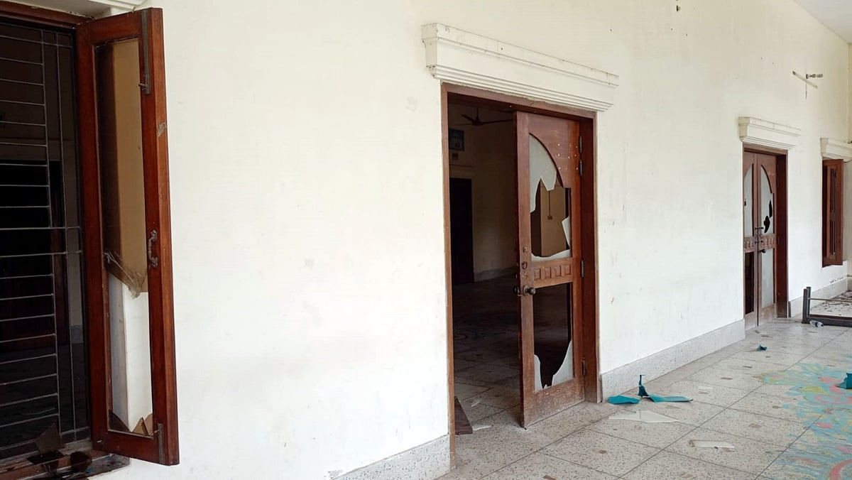 ভাঙচুরের শিকার রবীন্দ্র কাছারিবাড়ি মিলনায়তনের দরজা। আজ মঙ্গলবার সিরাজগঞ্জের শাহজাদপুরে