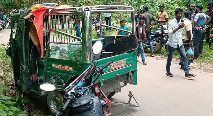 খাগড়াছড়ির মাটিরাঙ্গায় দুর্ঘটনা কবলিত টেম্পো