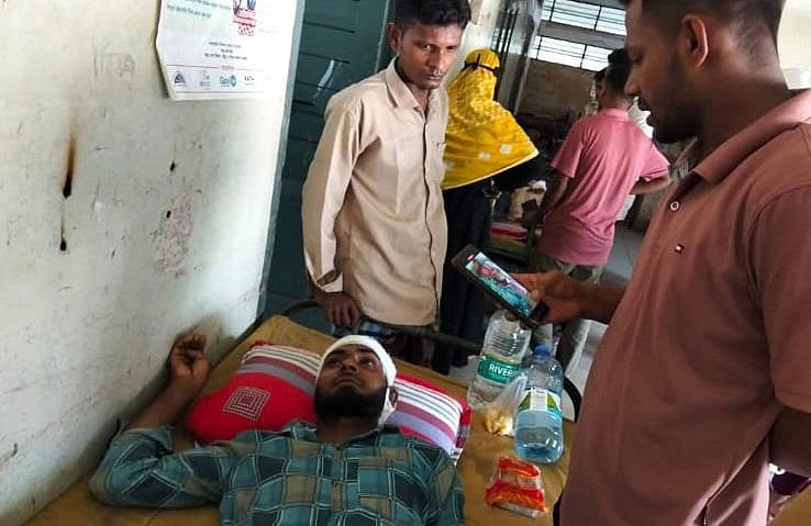 নোয়াখালীর হাতিয়ায় বিএনপির দুইপক্ষের সংঘর্ষে আহতদের একজন। আজ বিকেলে উপজেলা স্বাস্থ্য কমপ্লেক্সে