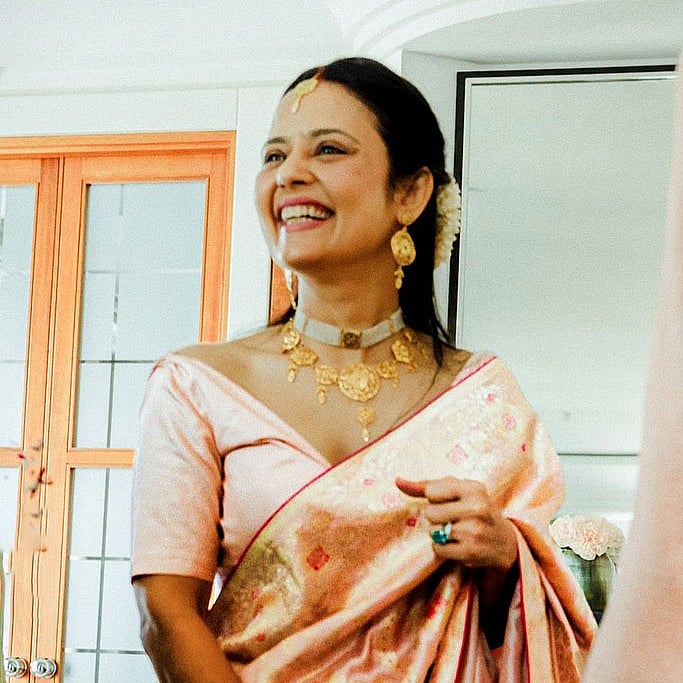 বিয়েতে মহুয়া মৈত্র সেজেছিলেন দুধে আলতা রঙের বেনারসি শাড়িতে