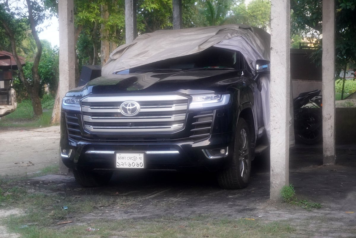 বহুতল ভবনের পার্কিং থেকে জব্দ বিলাসবহুল গাড়ি। আজ মঙ্গলবার বিকেলে কুষ্টিয়া মডেল থানা চত্বরে