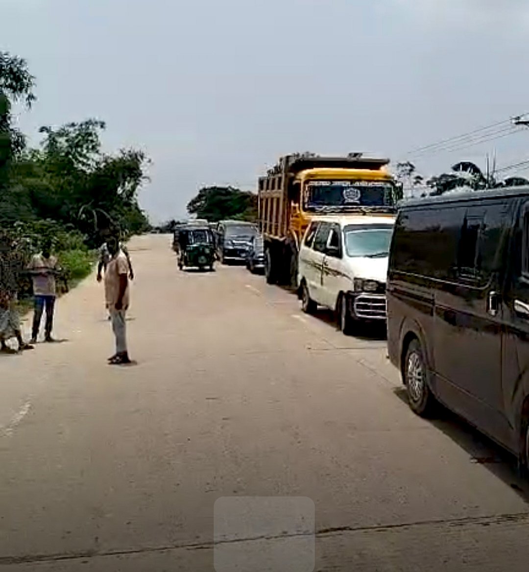 ‌সিলেটের কোম্পানীগঞ্জের খাগাইল এলাকায় লোডশেডিংয়ের প্রতিবাদে এলাকাবাসী মহাসড়ক অবরোধ করায় যানজট। মঙ্গলবার দুপুরে