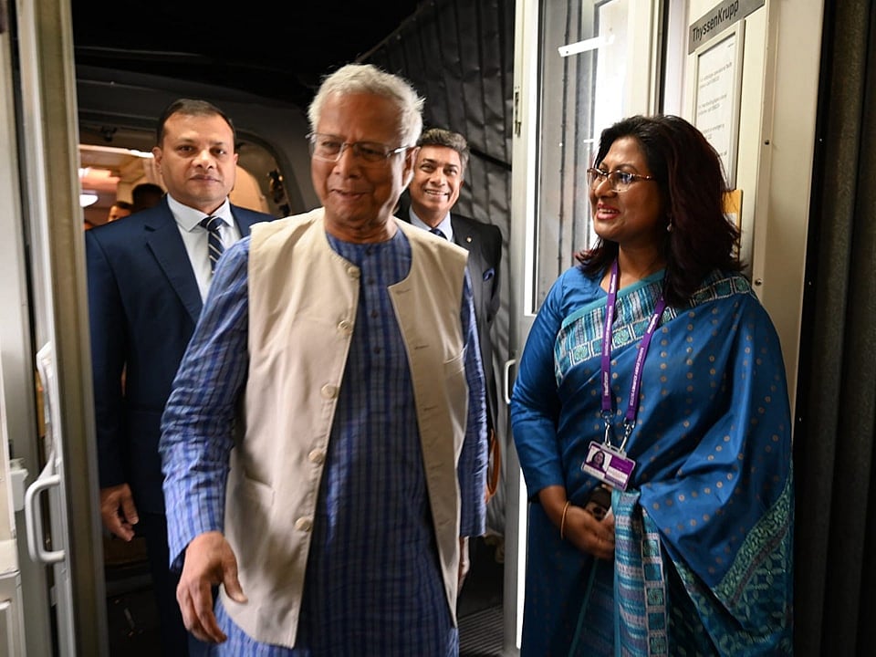 আজ মঙ্গলবার স্থানীয় সময় সকাল ৭টা ৫ মিনিটে লন্ডনের হিথ্রো বিমানবন্দরে অবতরণ করেন প্রধান উপদেষ্টা মুহাম্মদ ইউনূস