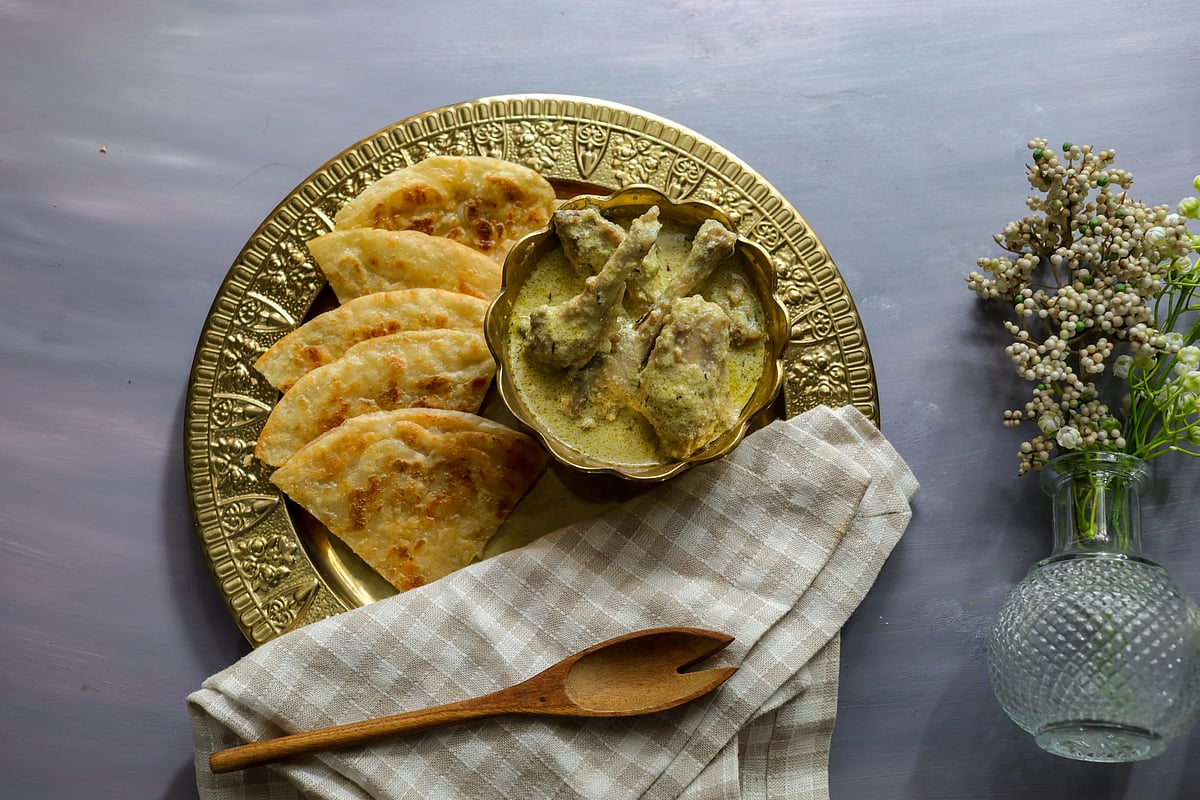 চিকেন কোরমার সঙ্গে পরোটা