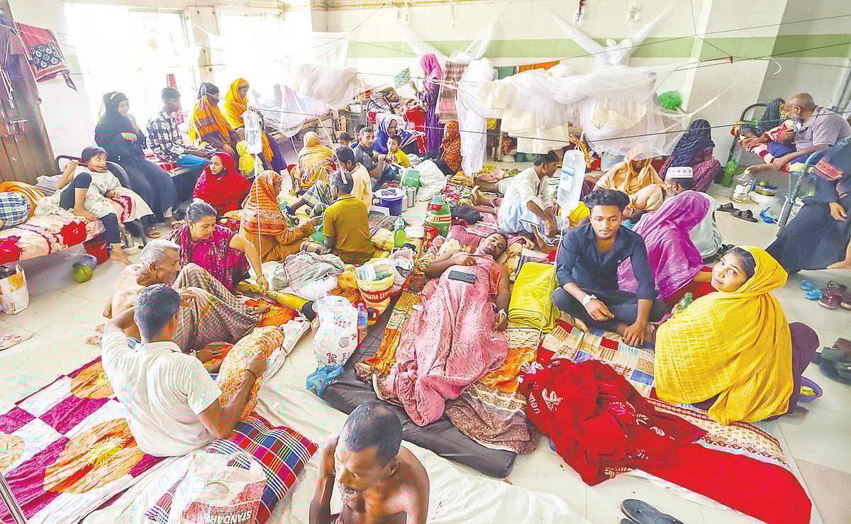 ডেঙ্গু রোগীর সংখ্যা অতিরিক্ত বেড়ে যাওয়ায় হাসপাতালের শয্যা ও মেঝেতে চিকিৎসা চলছে। সংক্রমণ ঠেকাতে ডেঙ্গু রোগীদের মশারি টাঙিয়ে থাকতে বলা হলেও সেই নির্দেশনা পালন করা হচ্ছে না। গতকাল বরগুনা সদর হাসপাতালে