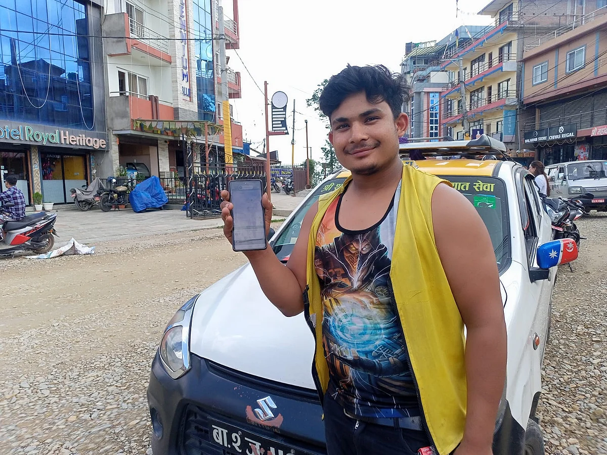 নেপালি ট্যাক্সিচালক সঞ্জয় সঞ্জু পাঠাও অ্যাপ ব্যবহার করেন
