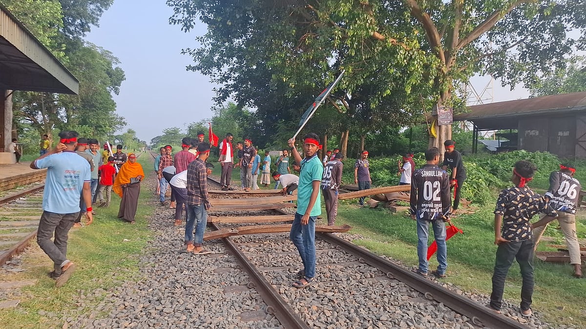 রাজশাহীর নন্দনগাছি রেলস্টেশনে চারটি আন্তঃনগর ট্রেনের যাত্রাবিরতির দাবিতে আজ সকাল ছয়টা থেকে রেললাইন অবরোধ করা হয়