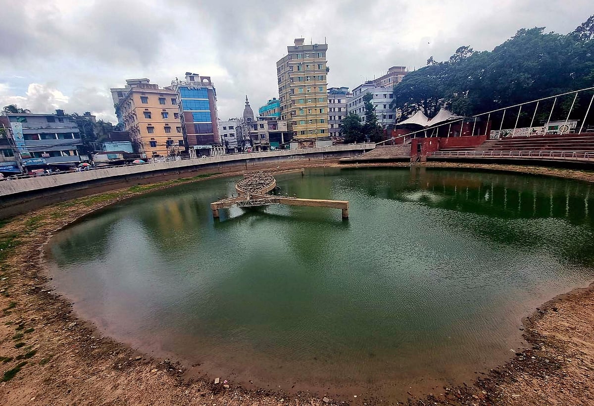 কক্সবাজারের ঐতিহ্যবাহী গোলদীঘি।  দিঘির মধ্যভাগে ওয়াটার লাইট শোর যন্ত্রপাতি চুরি গেছে অনেক আগে। পানি না থাকায় বন্ধ গোসলও। সম্প্রতি তোলা