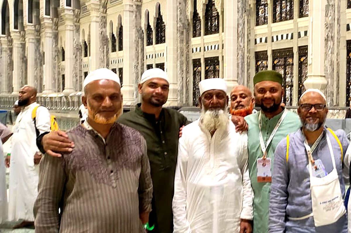 সঙ্গী–সাথিদের খুঁজে পাওয়ার পর ছুট্টু মিয়া (মাঝে)। সৌদি আরবের মক্কায়