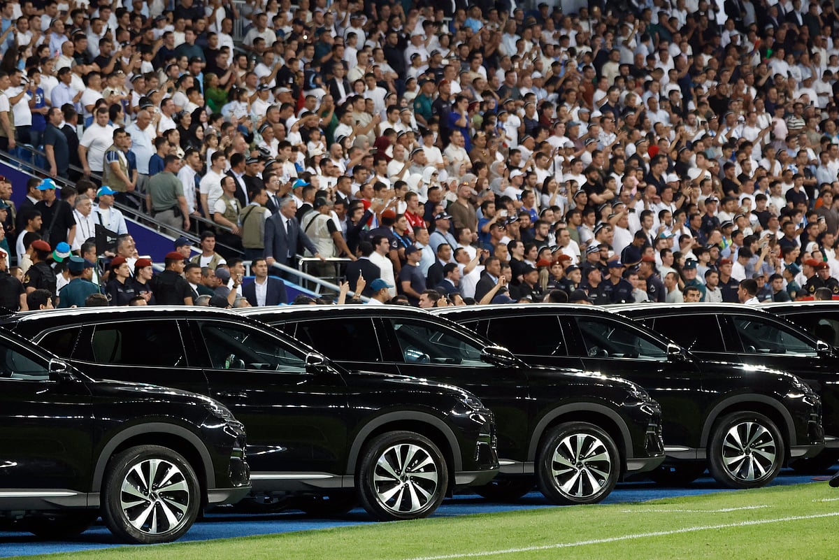 এই গাড়িগুলো উপহার দেওয়া হয়েছে উজবেকিস্তানের খেলোয়াড়দের