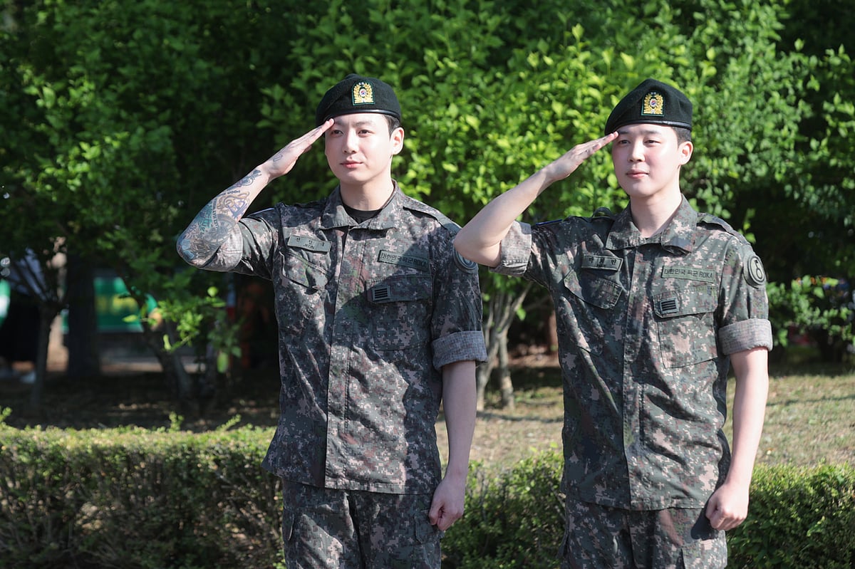 বুধবার গিয়ংগি প্রদেশের ইয়নচন পাবলিক স্টেডিয়ামে ভক্তদের সামনে আসেন জিমিন (ডানে) ও জাংকুক