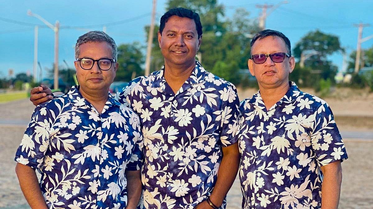 দুইপাশের দুই বন্ধু এখন আর নেই। একা হয়ে পড়েছেন টনি ডায়েস