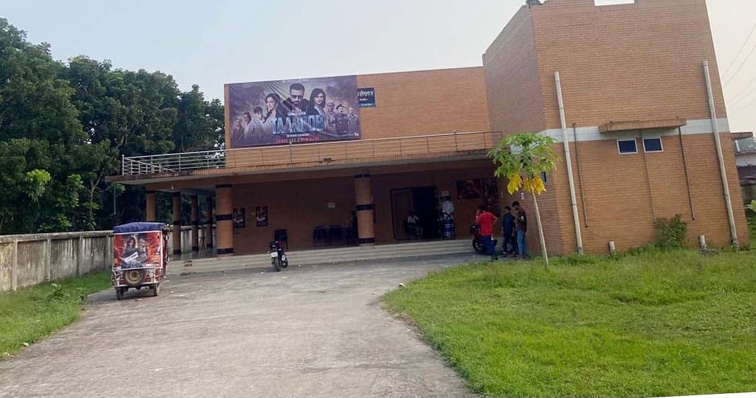 টাঙ্গাইলের কালিহাতী উপজেলার আউলিয়াবাদ এলাকায় জেলা পরিষদের কমিউনিটি সেন্টার কাম মাল্টিপারপাস হল ভাড়া নিয়ে চলচ্চিত্র প্রদর্শন করা হচ্ছিল
