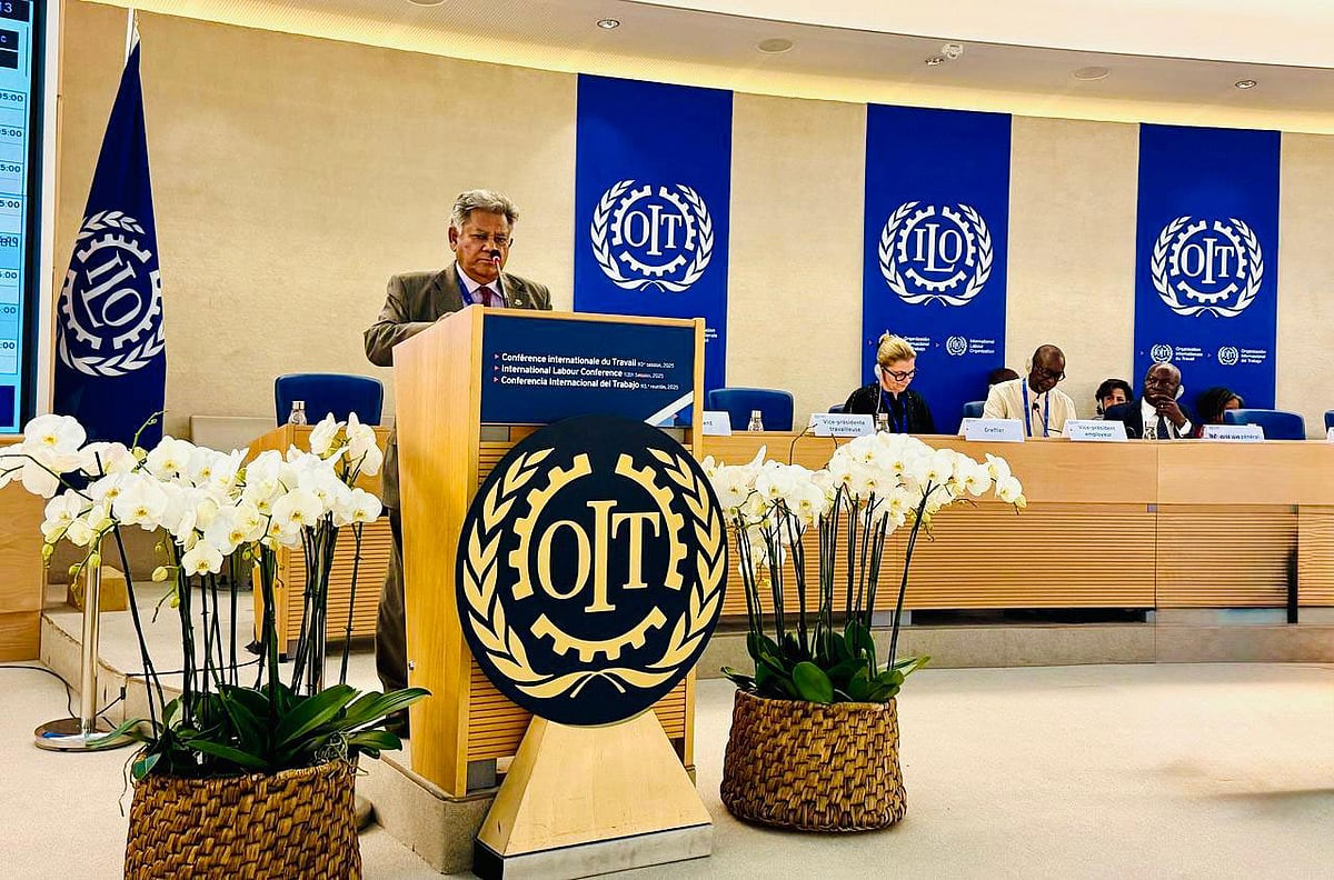 জেনেভায় আইএলওর সম্মেলনে বক্তব্য রাখছেন শ্রম উপদেষ্টা ব্রিগেডিয়ার জেনারেল (অব:)এম সাখাওয়াত হোসেন