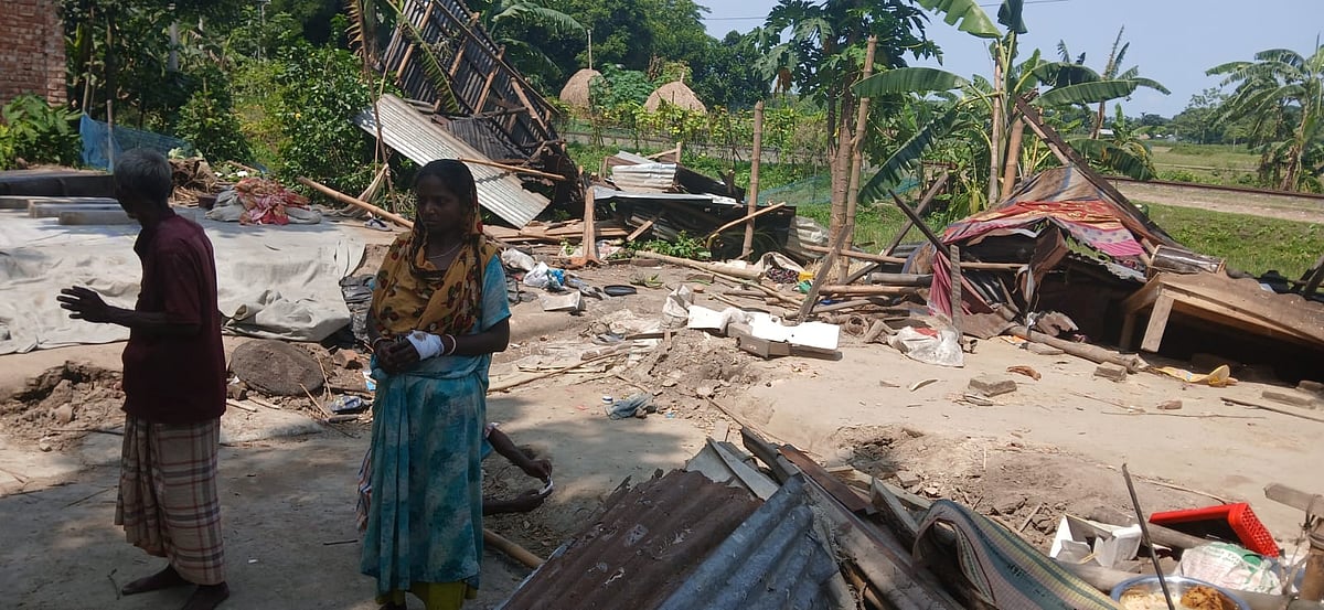 নেত্রকোনার পূর্বধলা উপজেলার জালশুকা এলাকায় মুচি সম্প্রদায়ের ঘরবাড়ি গুঁড়িয়ে দেওয়া হয়। আজ বুধবার দুপুরে তোলা