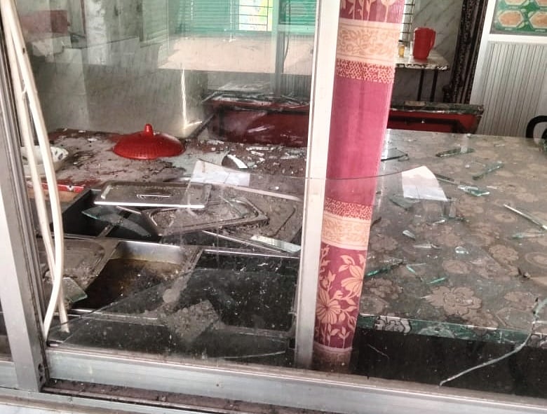 কুমিল্লার লালমাই উপজেলার ভুশ্চি বাজারে মঙ্গলবার রাতে ভাঙচুর হওয়া ব্যবসাপ্রতিষ্ঠান। বুধবার তোলা