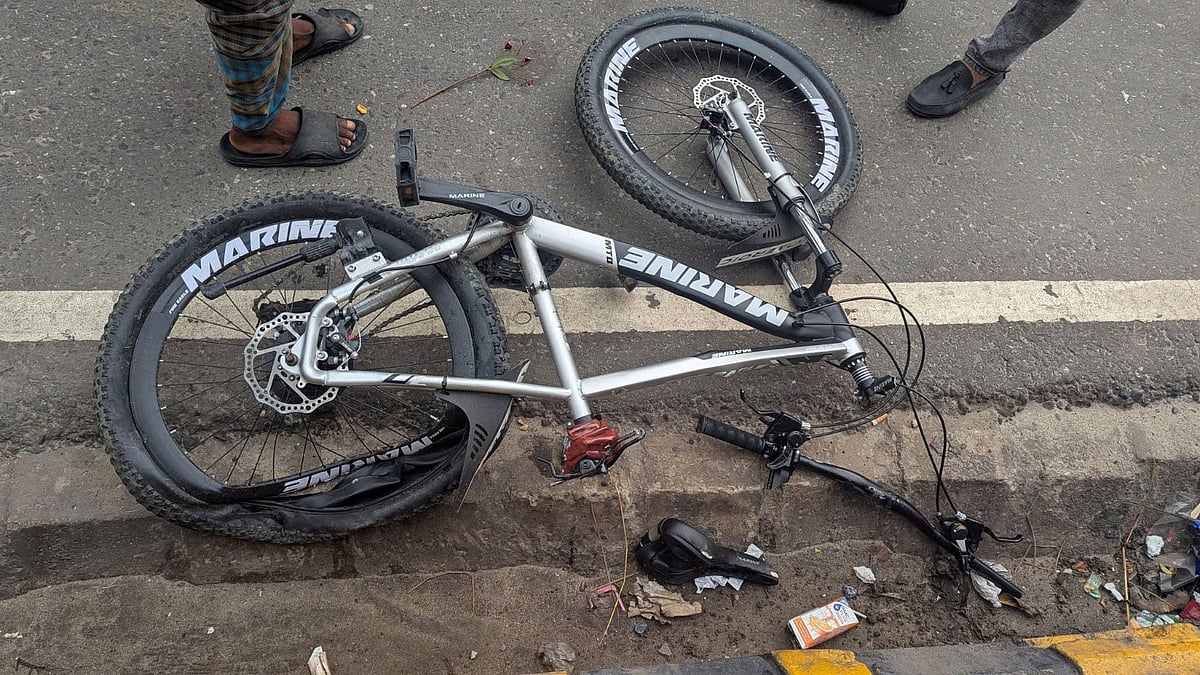 দুর্ঘটনায় মৃত্যু হয়েছে সাইকেল আরোহীর। রাস্তার পাশে পড়ে আছে সাইকলটি। আজ বিকেলে চট্টগ্রাম নগরের হালিশহরের বড় পোল এলাকায়