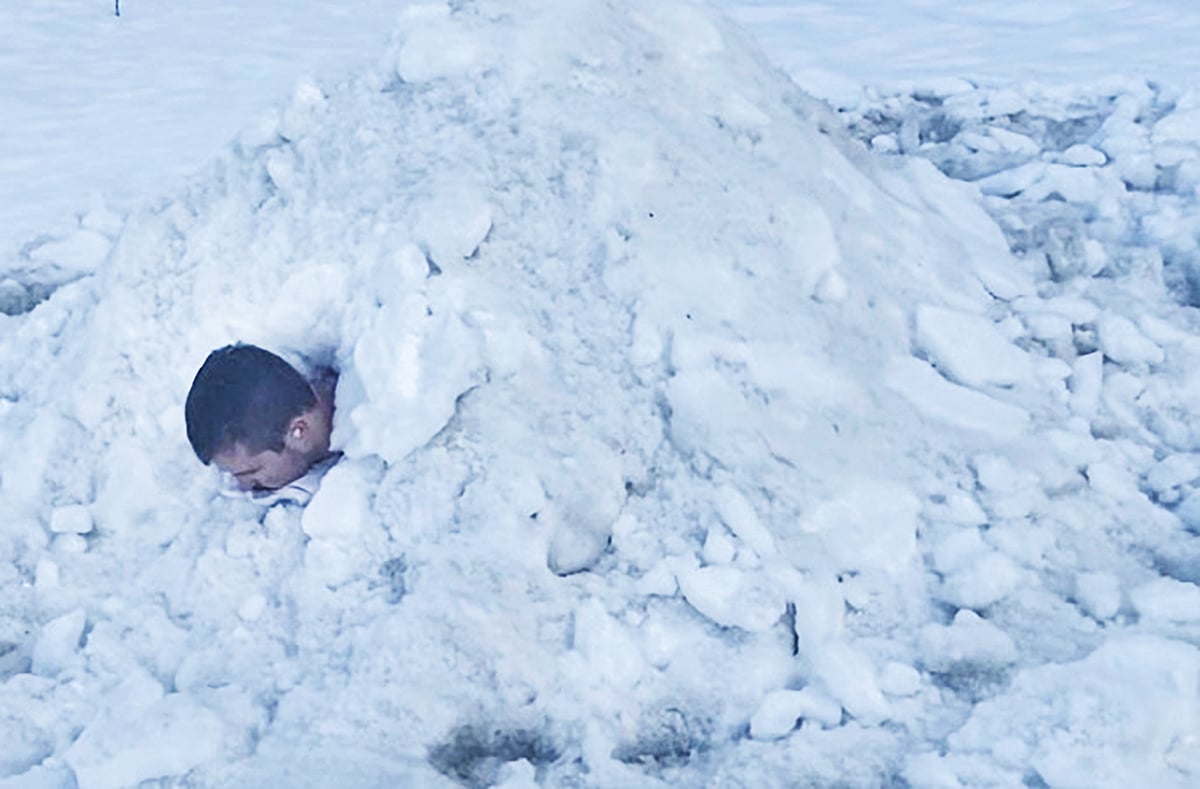 বরফের স্তূপের ভেতর ঢুকে আছেন ইলিয়াস মায়ার