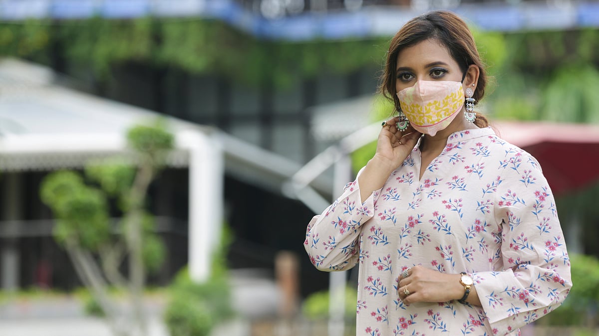 বাইরে গেলে মাস্ক পরুন