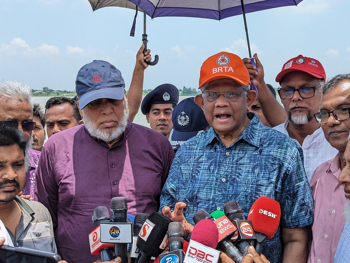 শরীয়তপুরের জাজিরায় পদ্মা সেতুর প্রকল্প রক্ষা বাঁধের ভাঙন পরিদর্শন করেছেন পরিকল্পনা মন্ত্রনালয়ের উপদেষ্টা ওয়াহিদউদ্দিন মাহমুদ ও সড়ক পরিবহন ও সেতু মন্ত্রনালয় এবং বিদ্যুৎ জালানি ও খনিজ সম্পদ মন্ত্রনালয়ের উপদেষ্টা মোহাম্মদ ফাওজুল কবির। বুধবার দুপুরে নাওডোবার আলম খার কান্দি এলাকায়