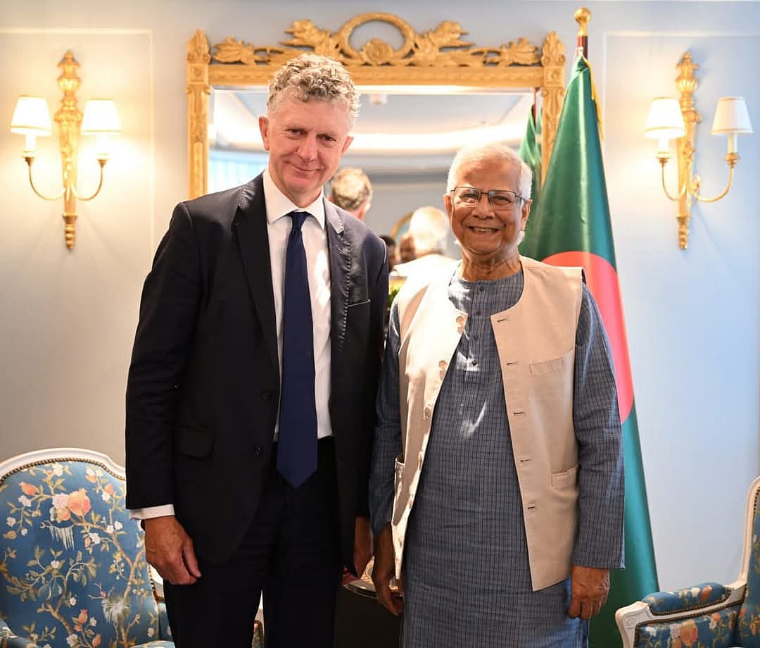 অন্তর্বর্তী সরকারের প্রধান উপদেষ্টা অধ্যাপক মুহাম্মদ ইউনূসের সঙ্গে যুক্তরাজ্যের জাতীয় নিরাপত্তা উপদেষ্টা জনাথন পাওয়েল সাক্ষাৎ করেছেন। আজ বুধবার যুক্তরাজ্যের লন্ডনে