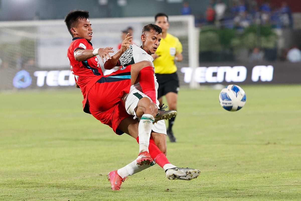 ফাহিমকে বক্সের মধ্যে ফাউল করেন নাজিব।