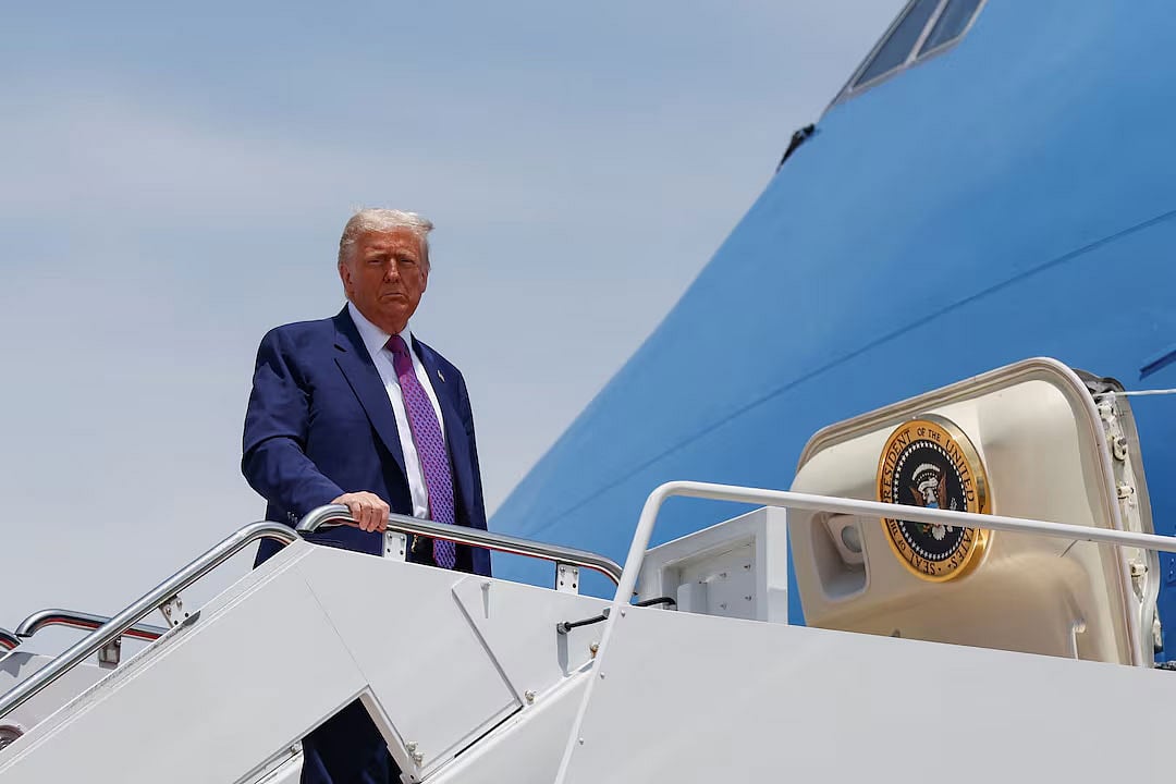যুক্তরাষ্ট্রের প্রেসিডেন্ট ডোনাল্ড ট্রাম্প। মেরিল্যান্ডের জয়েন্ট বেস অ্যান্ড্রুজ থেকে নর্থ ক্যারোলাইনার উদ্দেশে যাত্রার সময়, ১০ জুন ২০২৫