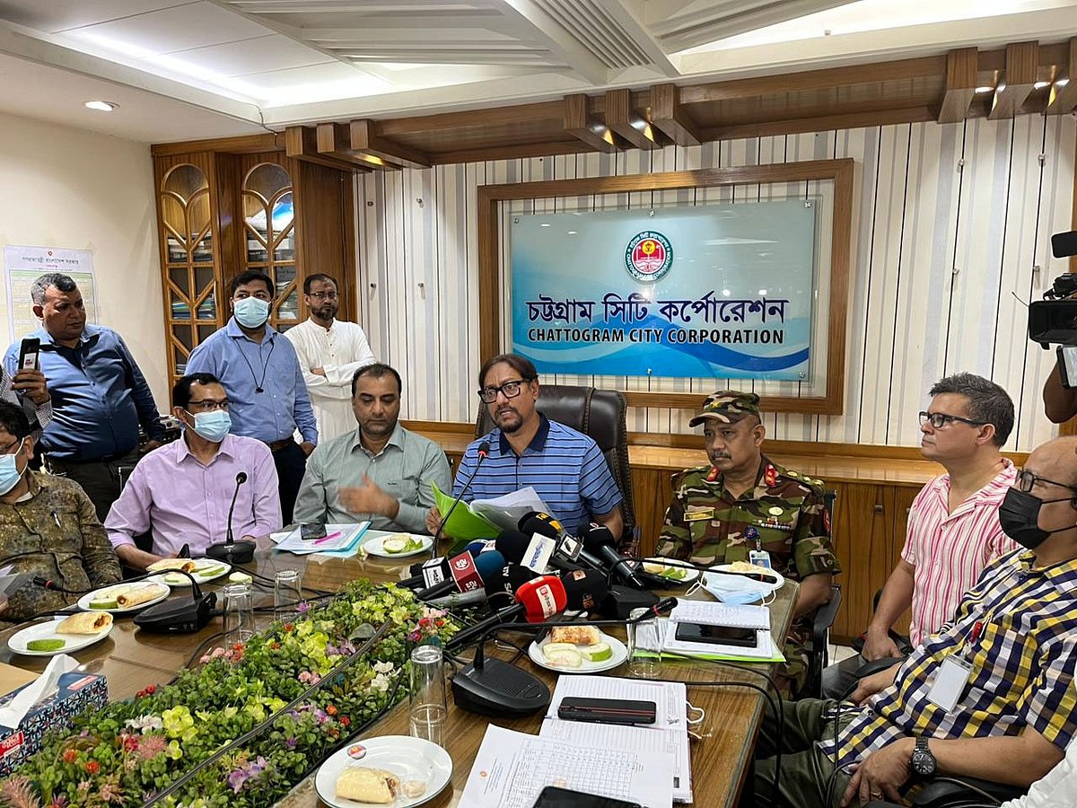 চট্টগ্রাম নগরের টাইগারপাসে সিটি করপোরেশনের সম্মেলনকক্ষে আয়োজিত জরুরি প্রস্তুতি সভায় বক্তব্য দিচ্ছেন মেয়র শাহাদাত হোসেন। আজ দুপুরে