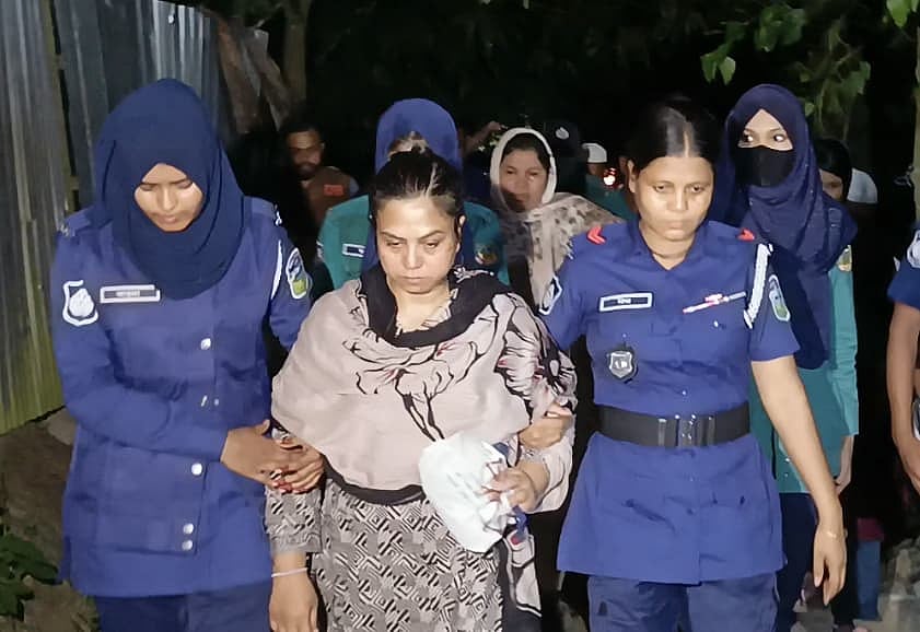 মায়ের মরদেহ দেখতে বাবার বাড়িতে সাংবাদিক ফারজানা রুপা। আজ বুধবার রাতে ময়মনসিংহ সদর উপজেলার ঘাগড়া দাড়িয়াকান্দা গ্রামে