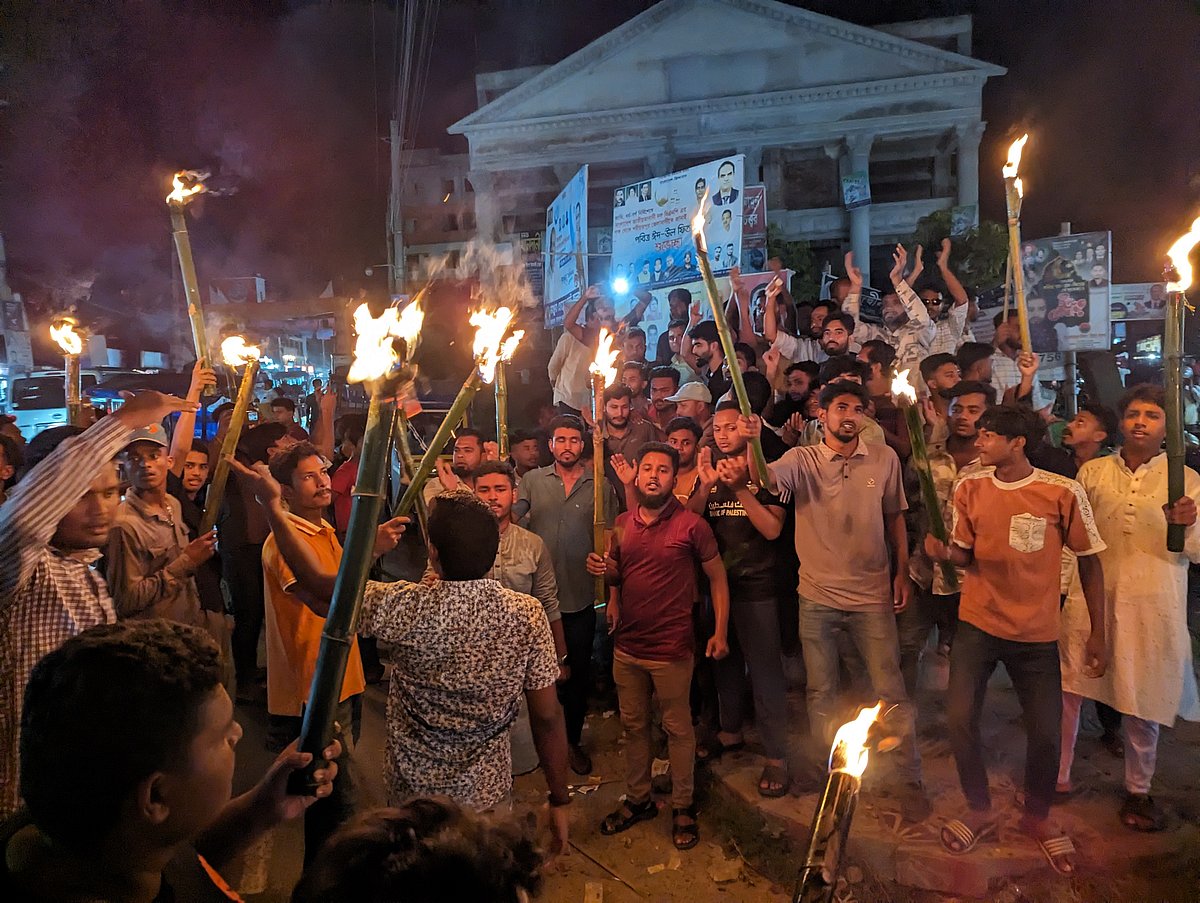 শরীয়তপুরে ছাত্রদলের কমিটি বাতিলের দাবিতে একপক্ষ মশাল মিছিল করেছে। রাত আটটার দিকে জেলা শহরের ঢাকা-শরীয়তপুর সড়কে