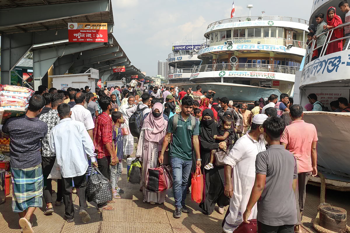 পরিবারের সঙ্গে ঈদ উদ্‌যাপন শেষে ফিরছেন মানুষ। চিরচেনা রূপে ফিরছে রাজধানী। সদরঘাট লঞ্চ টার্মিনাল, ঢাকা, ১১ জুন