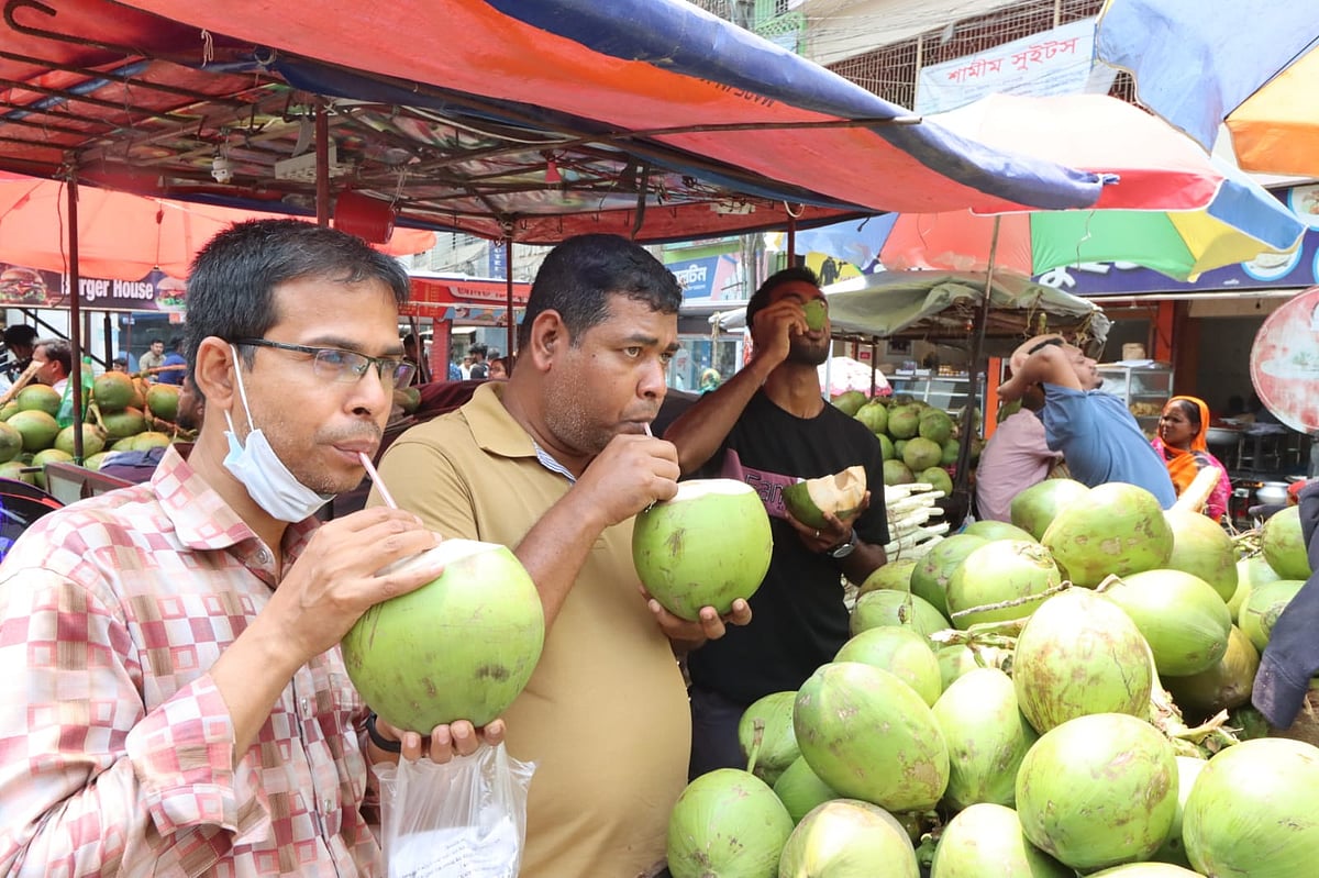 গতকাল রাজধানীসহ দেশের বিভিন্ন স্থানে প্রচণ্ড গরম পড়ে