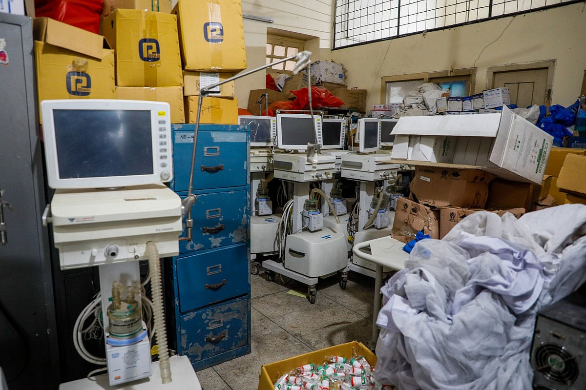 হাসপাতালের একটি কক্ষে পড়ে আছে আইসিইউ শয্যার যন্ত্রপাতি। গতকাল দুপুরে চট্টগ্রাম নগরের আন্দরকিল্লায় জেনারেল হাসপাতালে