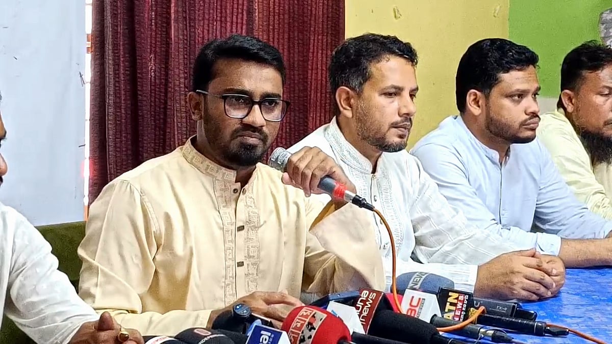 সংবাদ সম্মেলনে গণ অধিকার পরিষদের সাধারণ সম্পাদক রাশেদ খান। আজ সকালে ঝিনাইদহ শহরের একটি রেস্তোরাঁয়