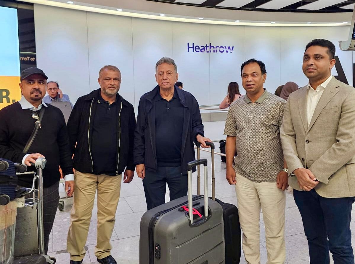 বিএনপির স্থায়ী কমিটির সদস্য আমীর খসরু মাহমুদ চৌধুরী বুধবার সন্ধ্যায় লন্ডনের হিথরো বিমানবন্দরে পৌঁছান