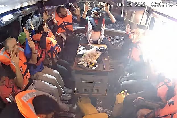 আন্তর্জাতিক জলসীমা থেকেই ত্রাণবাহী জাহাজ ‘ম্যাডলিন’কে ইসরায়েলের আশদাদ বন্দরে নিয়ে যাওয়া হচ্ছে