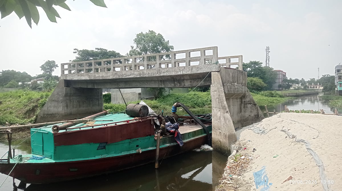 দুই পাশে সংযোগ সড়ক নেই। তাই অকেজো পড়ে আছে ৬৮ লাখ টাকা ব্যয়ে নির্মিত সেতুটি। আজ দুপুরে চাঁদপুরের মতলব দক্ষিণ ‍উপজেলার নিউ হোস্টেল এলাকায়