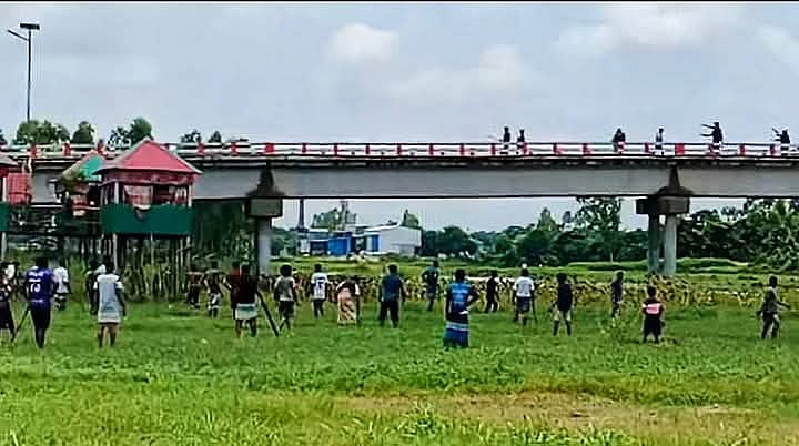 নরসিংদীর বেলাব উপজেলায় দুই দল গ্রামবাসীর সংঘর্ষের ঘটনা ঘটেছে। বৃহস্পতিবার দুপুরে উপজেলার বেলাব ইউনিয়নের মাটিয়ালপাড়া ও চর বেলাব গ্রামের মধ্যবর্তী সেতু এলাকায়